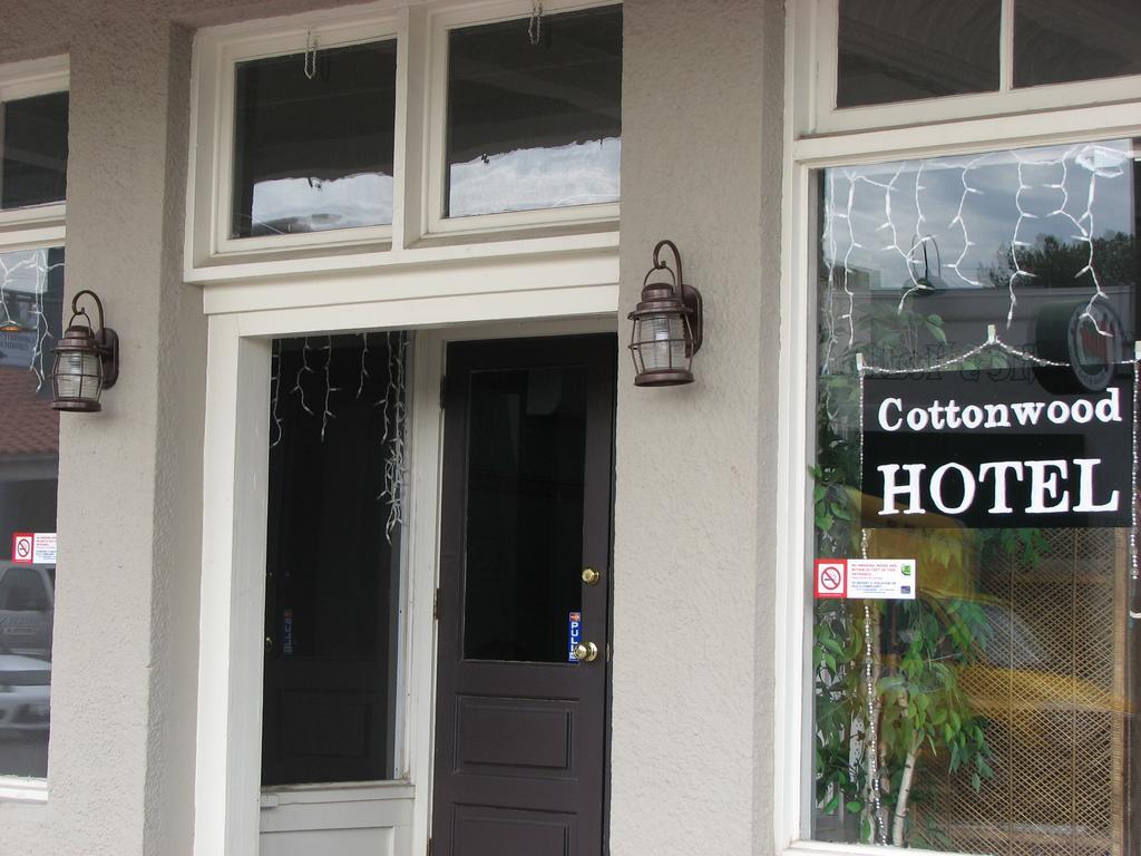 Cottonwood Hotel Exterior photo