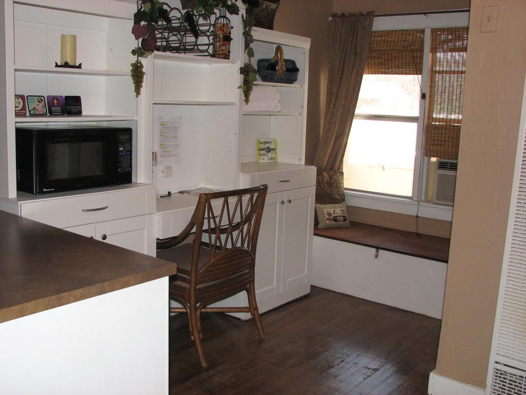 Cottonwood Hotel Room photo