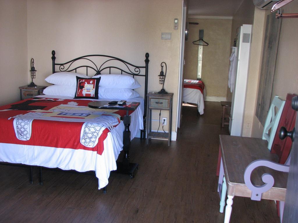 Cottonwood Hotel Room photo