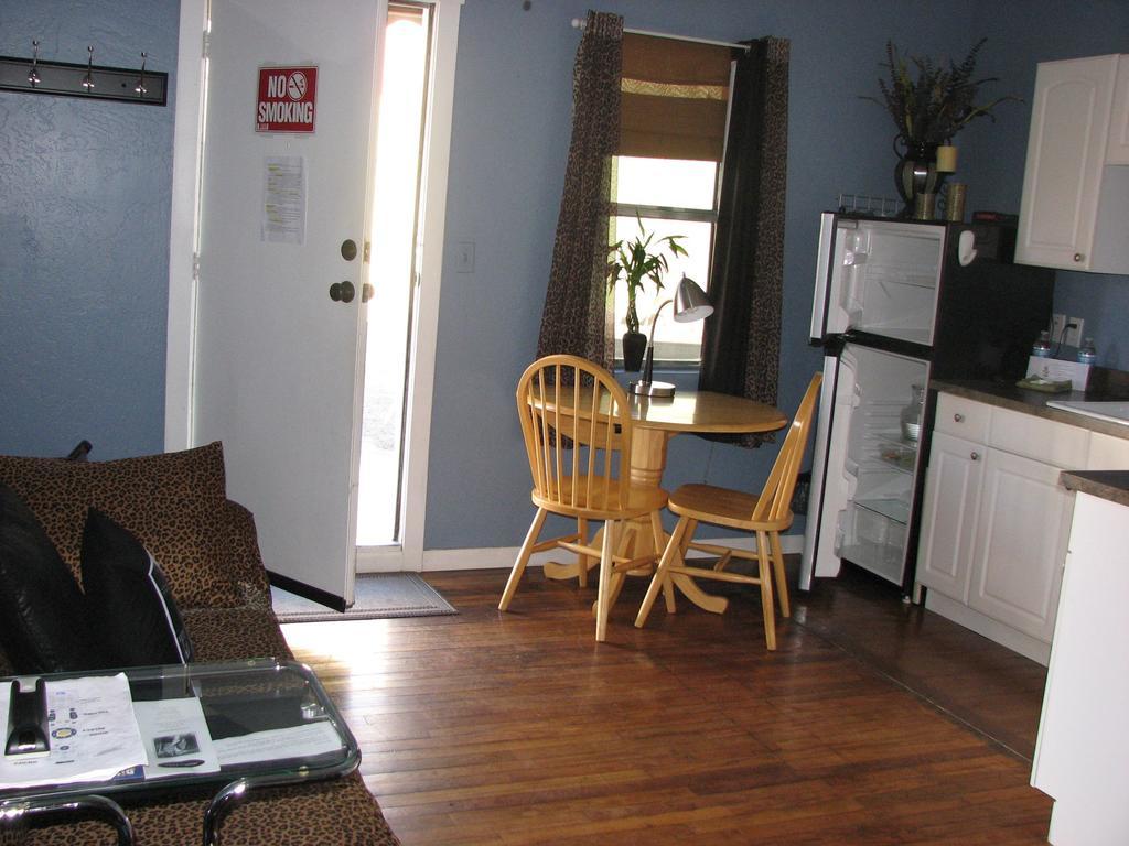 Cottonwood Hotel Room photo