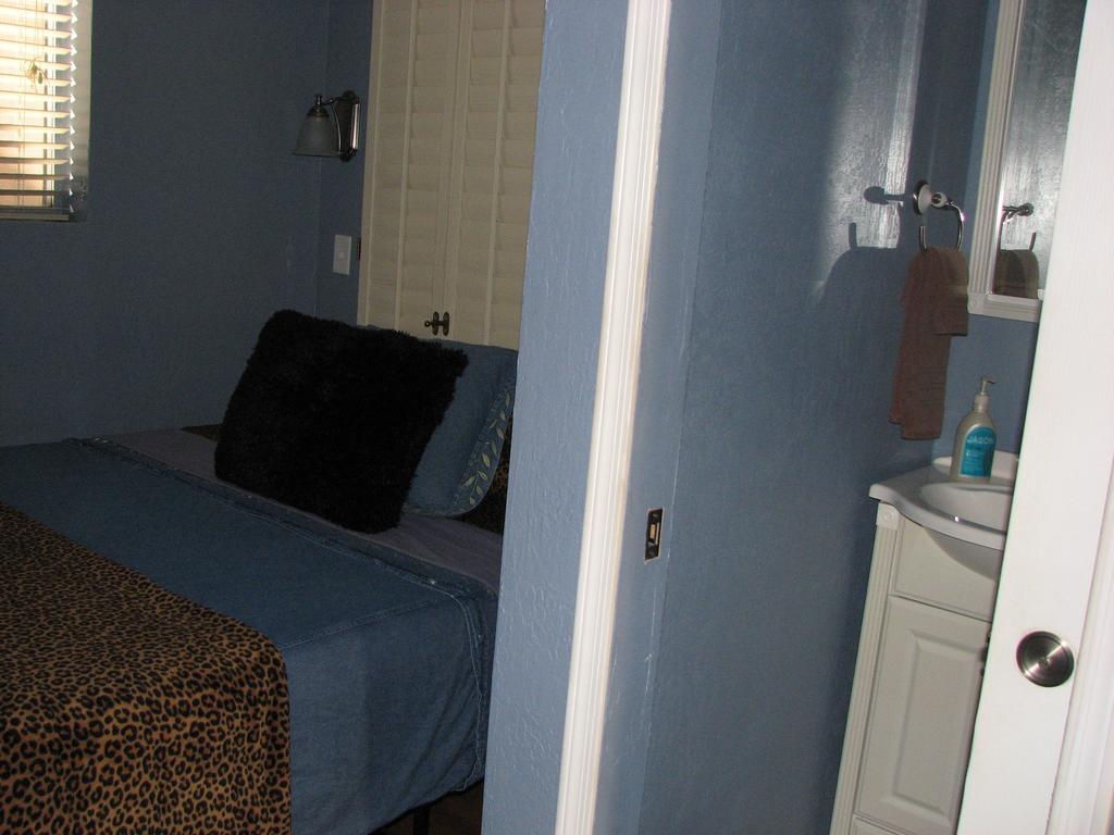 Cottonwood Hotel Room photo