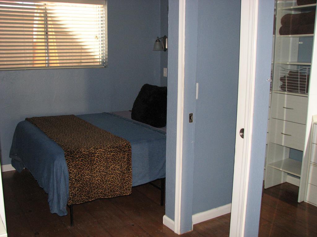Cottonwood Hotel Room photo