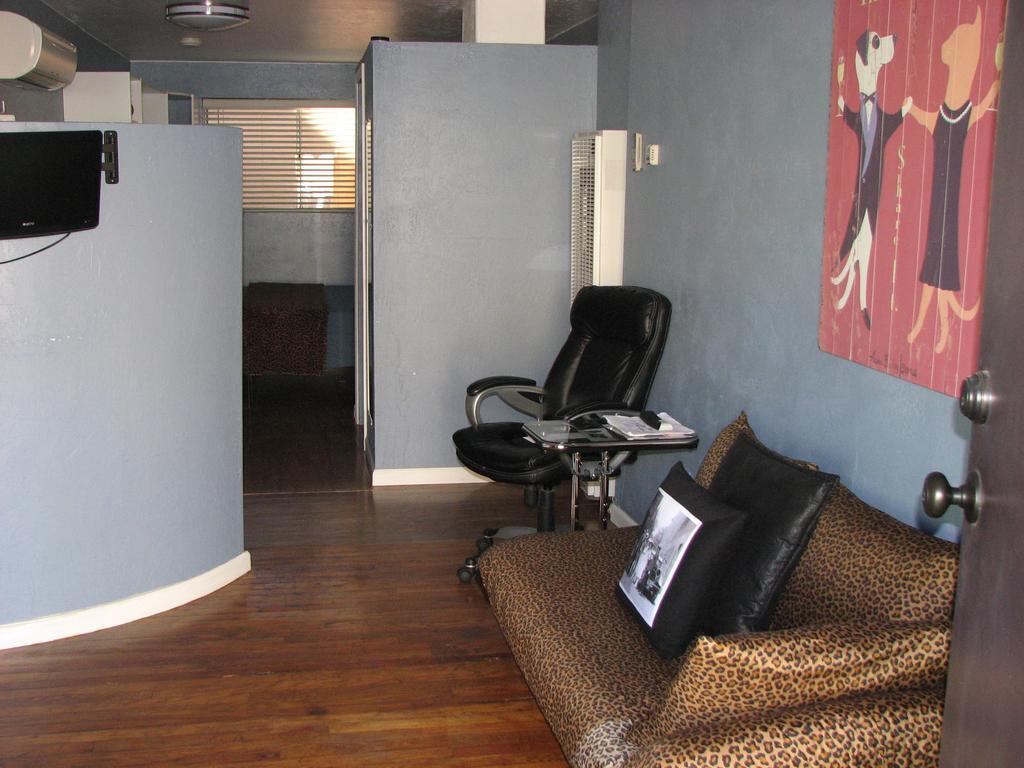 Cottonwood Hotel Room photo