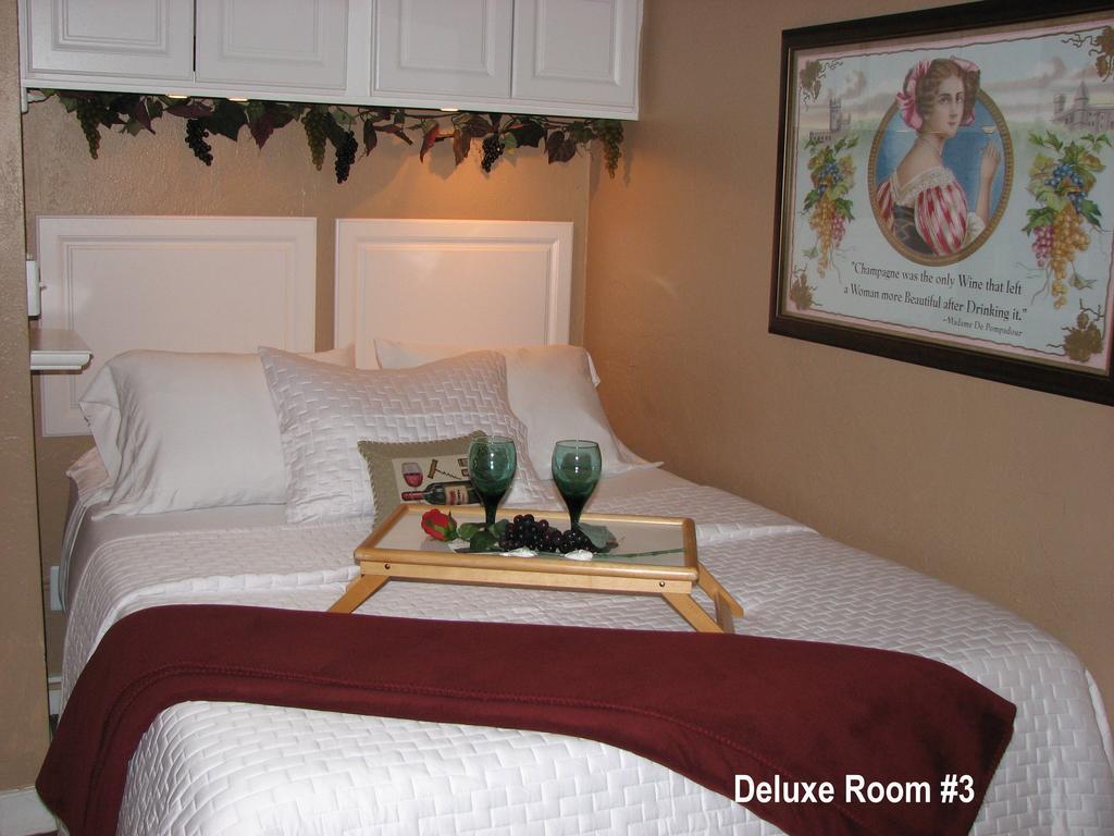 Cottonwood Hotel Room photo