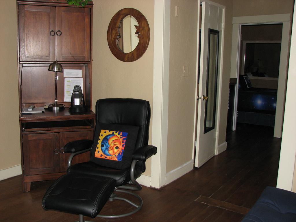 Cottonwood Hotel Room photo