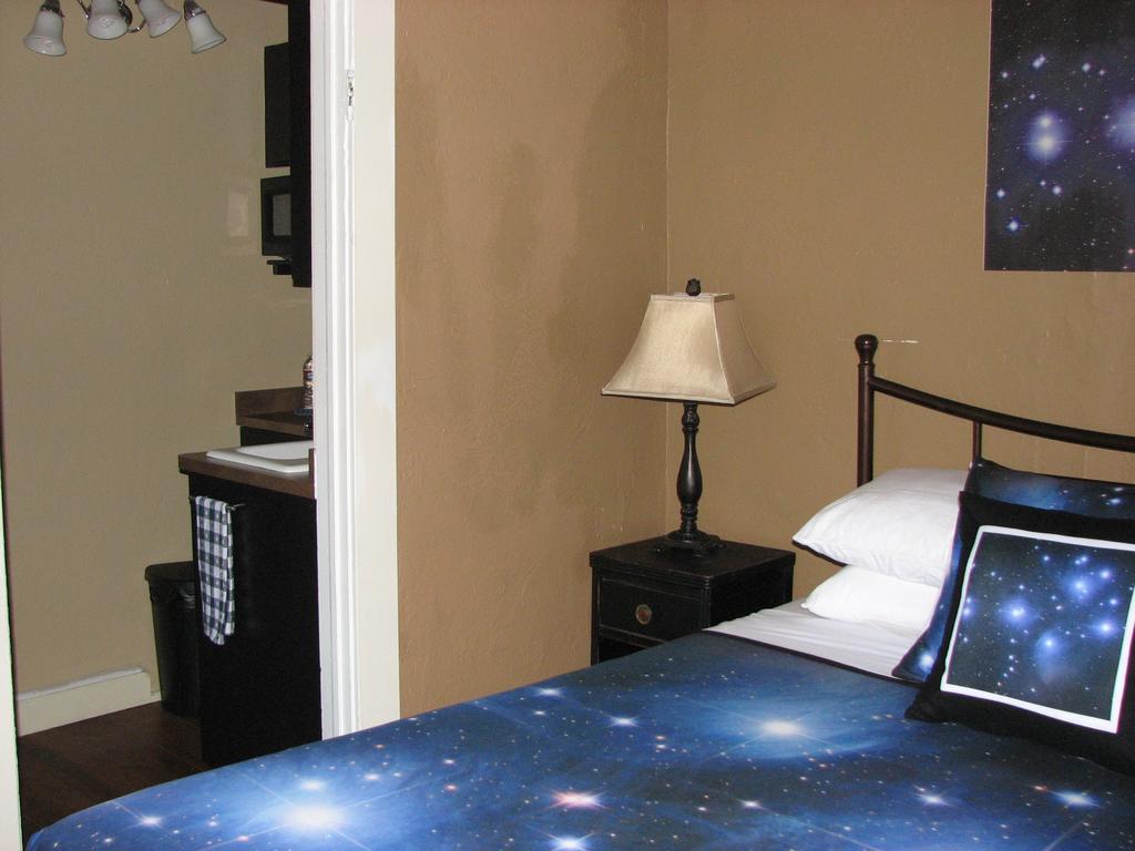 Cottonwood Hotel Room photo