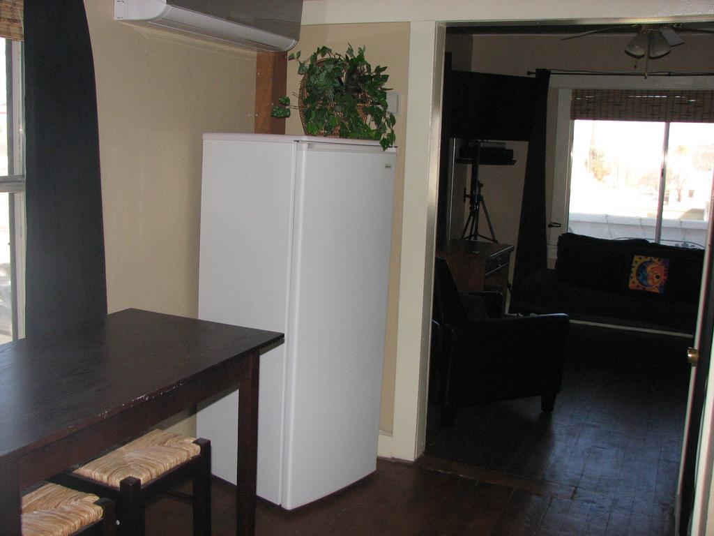 Cottonwood Hotel Room photo