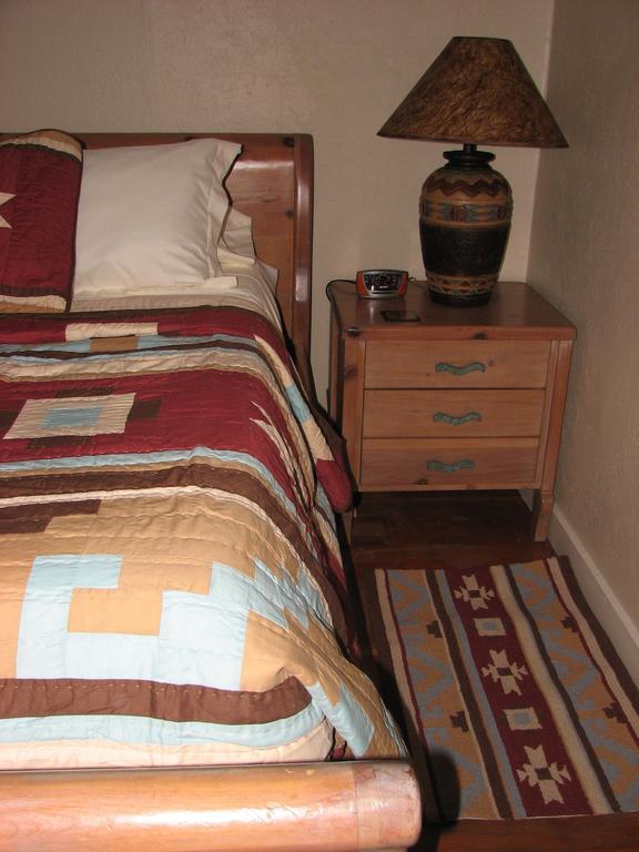 Cottonwood Hotel Room photo