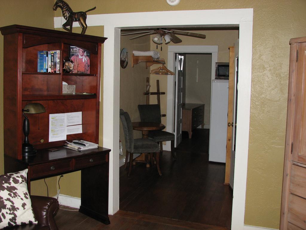 Cottonwood Hotel Room photo