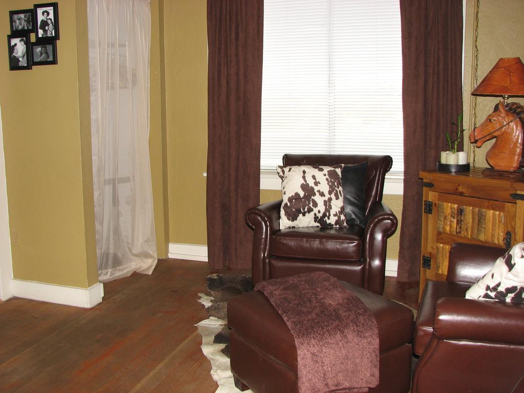 Cottonwood Hotel Room photo