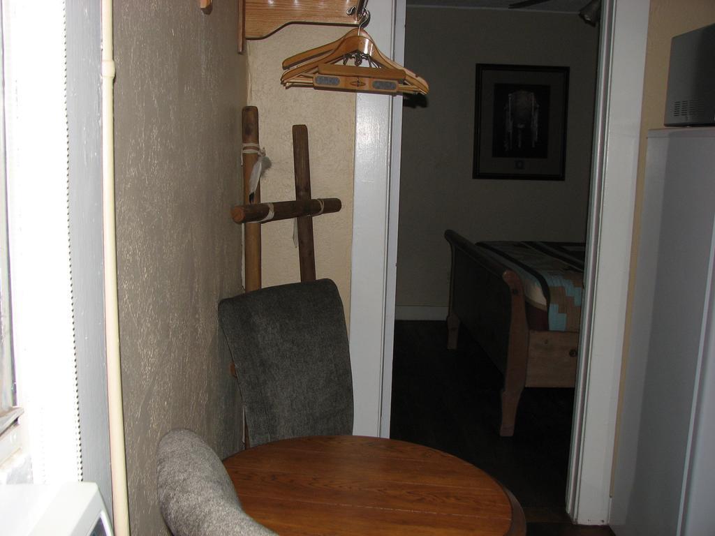 Cottonwood Hotel Room photo